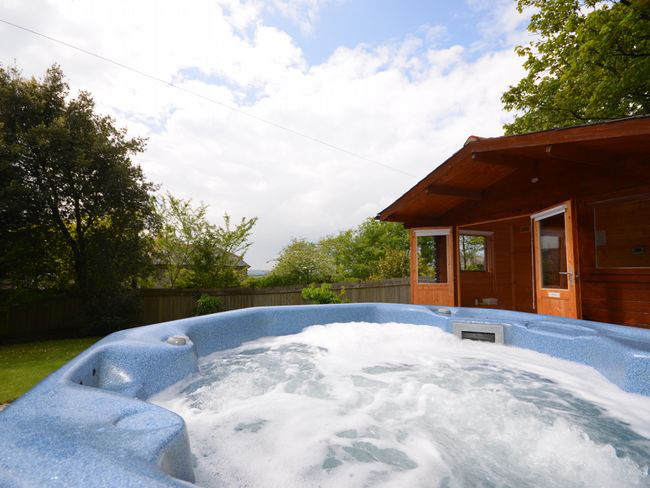 hot-tub-at-goose-cottage